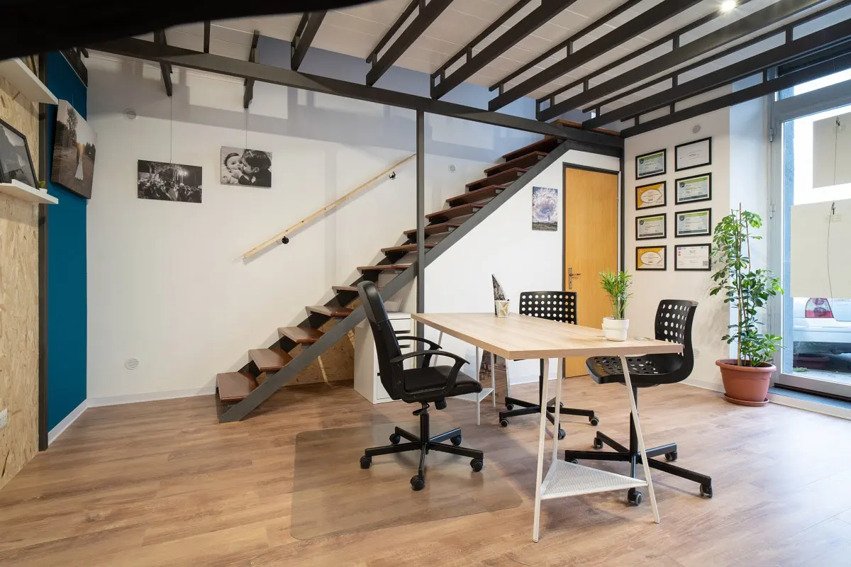 Ambiente di lavoro dimostrativo da sostituire con una fotografia dello studio